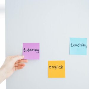 אדם מחזיק פתקיות ורודות