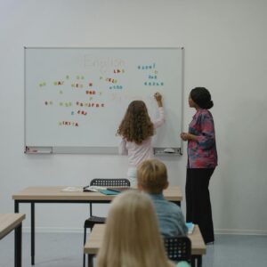 طالب يكتب على السبورة البيضاء