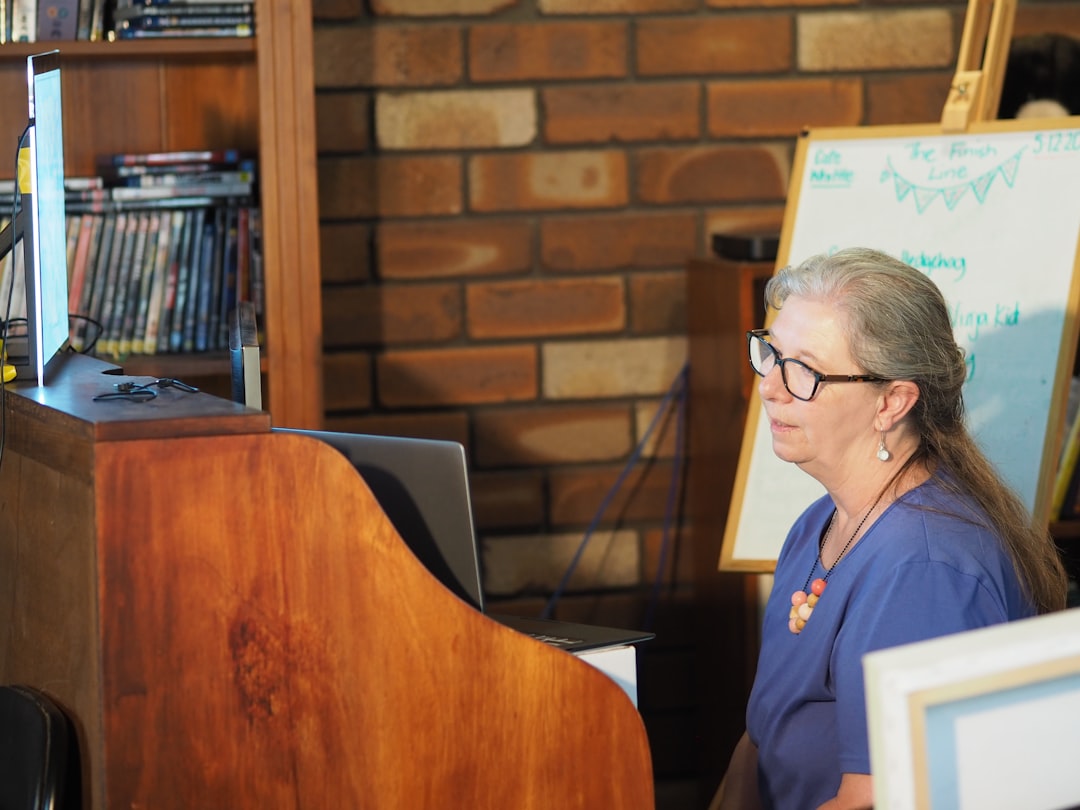 دانش‌آموزان چندفرهنگی که در یک محیط یادگیری مشارکتی با هم کار می‌کنند