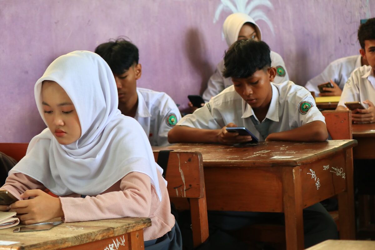 ESL vocabulary games featuring engaged students in classroom learning activities