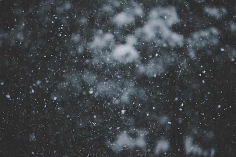 Heavy snow falling representing snowed under English idiom