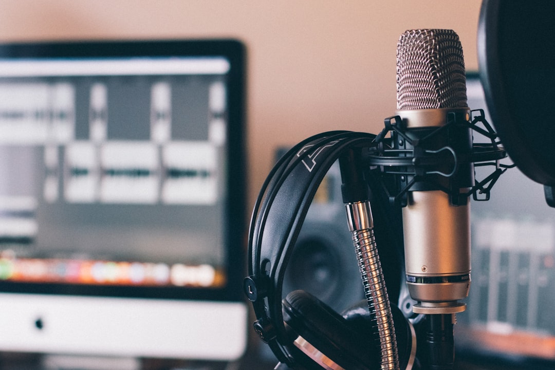My home studio podcasting setup - a Røde NT1A microphone, AKG K171 headphones, desk stand with pop shield and my iMac running