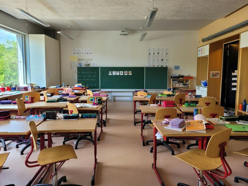 Organized classroom setup with arranged desks supporting good classroom management