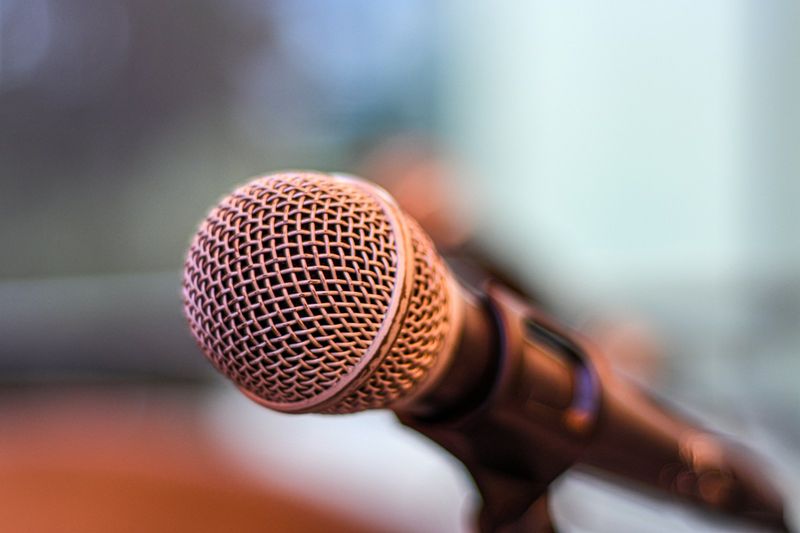 Voice recording microphone for ESL pronunciation feedback