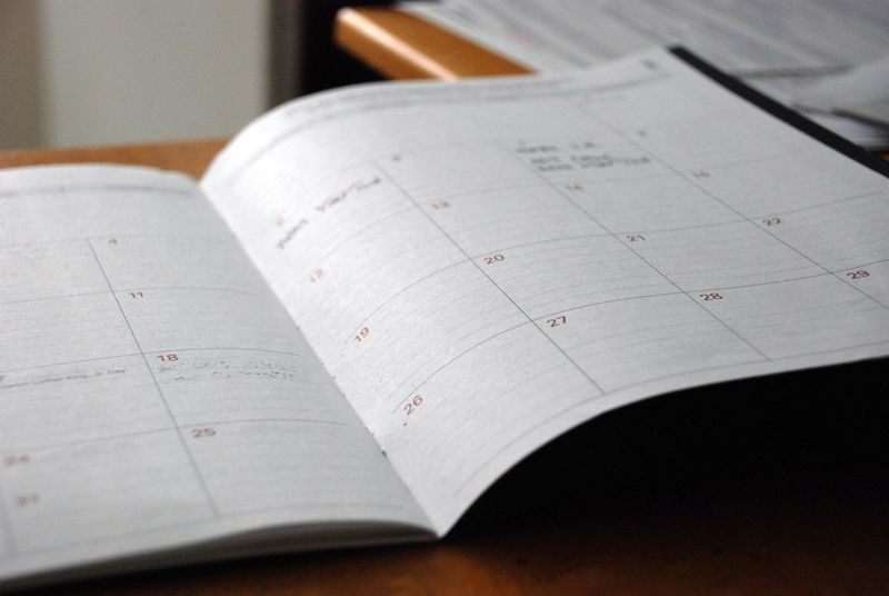 Calendar showing time references and signal words for present perfect vs past simple