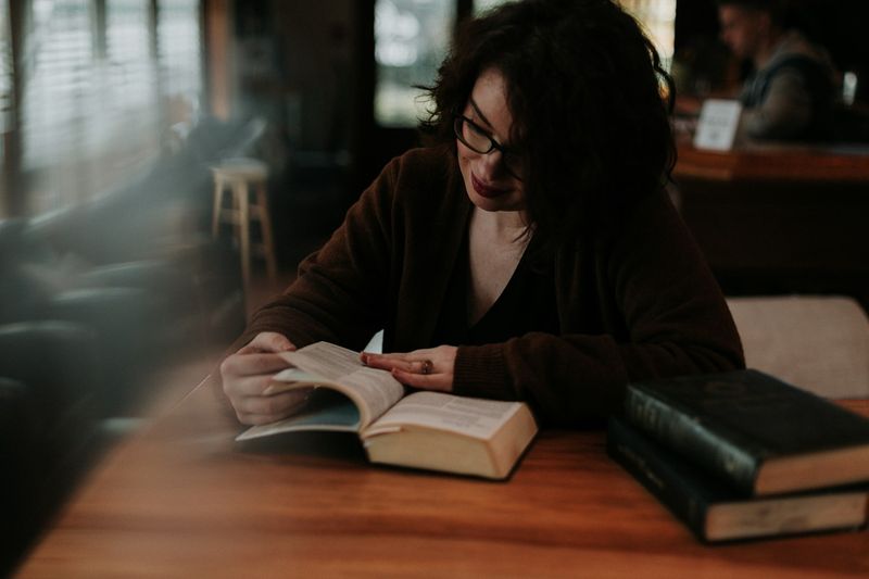 ESL learner skimming a book to grab the main idea