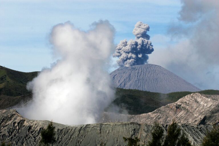 Volcanoes ESL Worksheet — Elementary Level C Reading PDF