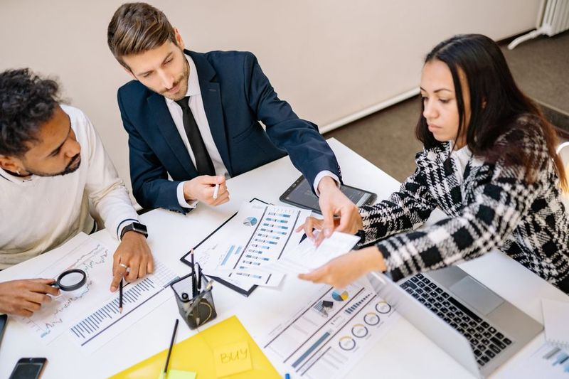 business English workplace meeting and discussion