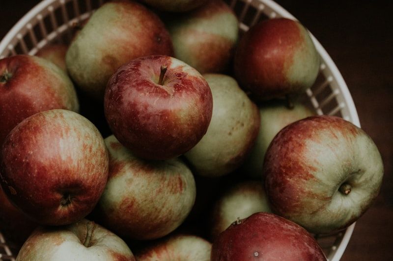 Basket of apples as an example of countable nouns in English