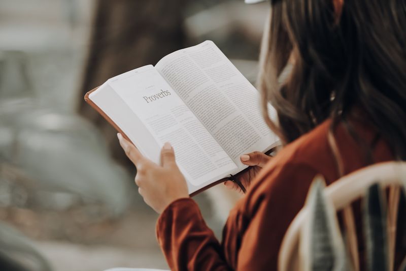 Reading English texts to notice phrasal verbs in context