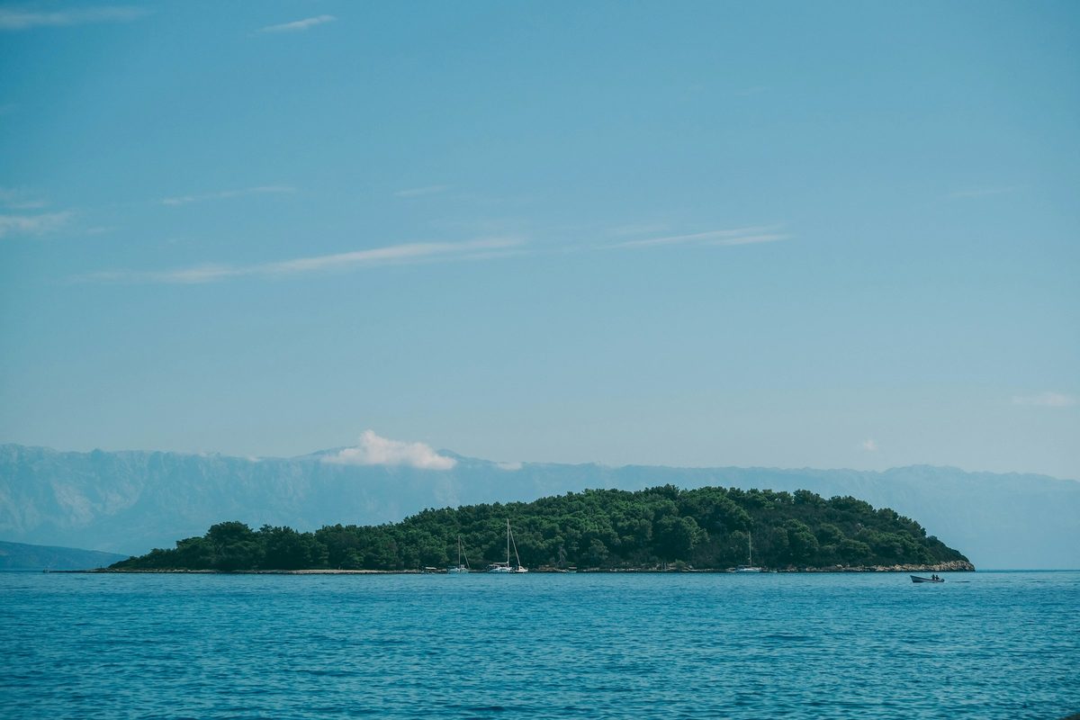 Robinson Crusoe Summary: 7 Key Themes and Lessons