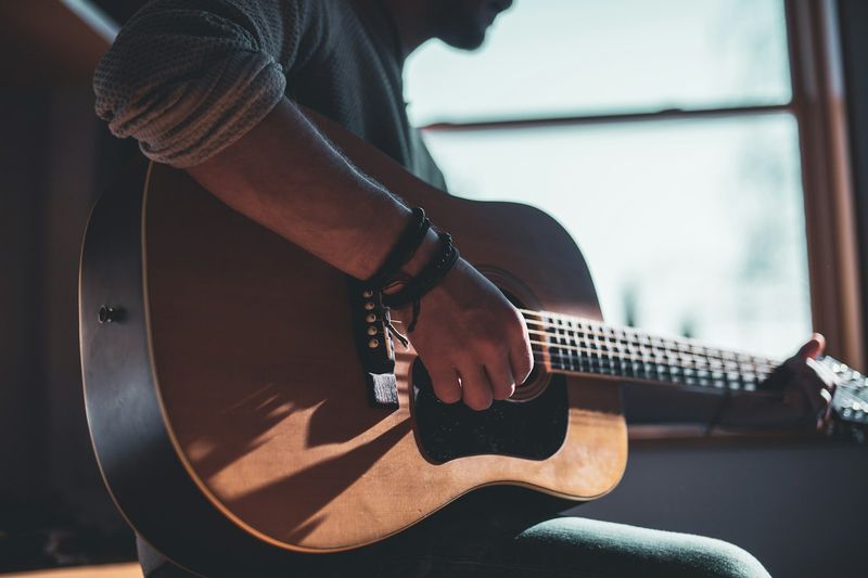 Teaching English with live music using an acoustic guitar in class
