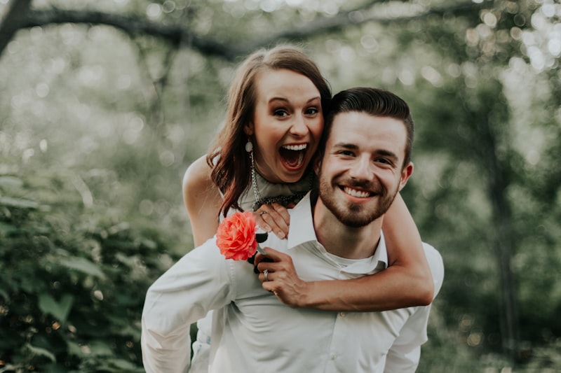 Two people walking together — go through thick and thin English relationship idiom
