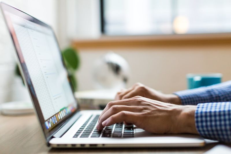 Professional English email closing phrases on a computer screen