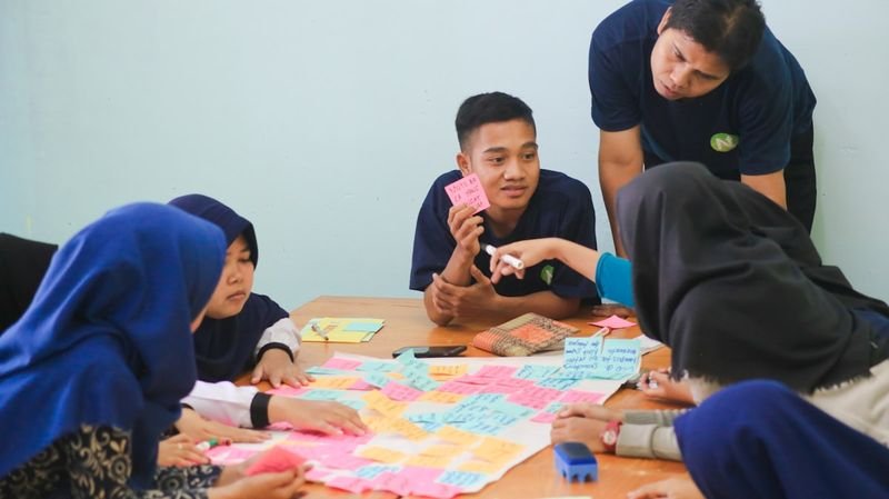 ESL teacher leading rhythm and intonation activities in English class