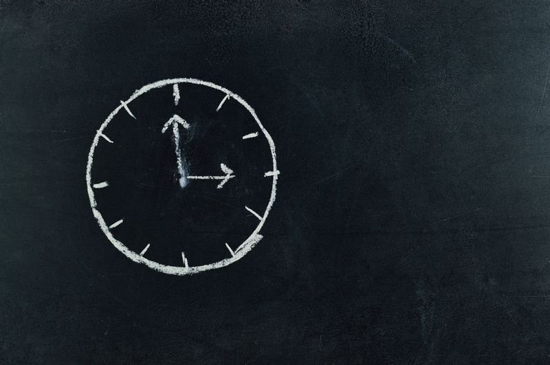 Classroom clock marking dead time before a sponge activity