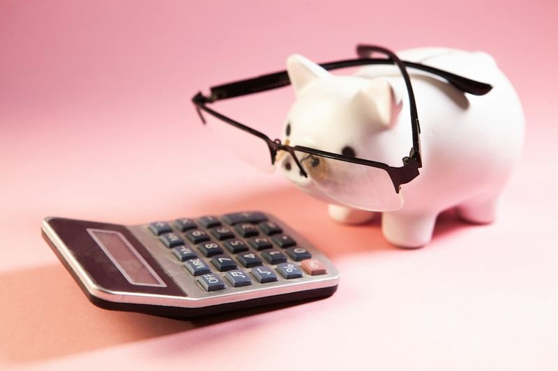 Calculator and piggy bank representing Canva Pro pricing for teachers who do not qualify for free access