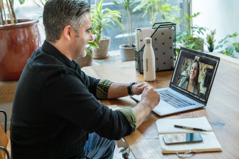 Teacher adapting Dogme language teaching for an online unplugged ESL lesson