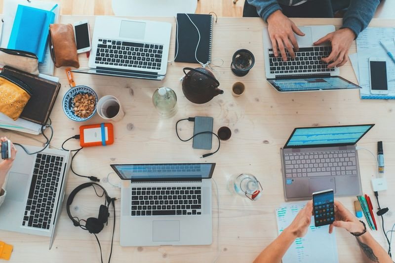 Laptops and phones showing Nearpod works across multiple devices